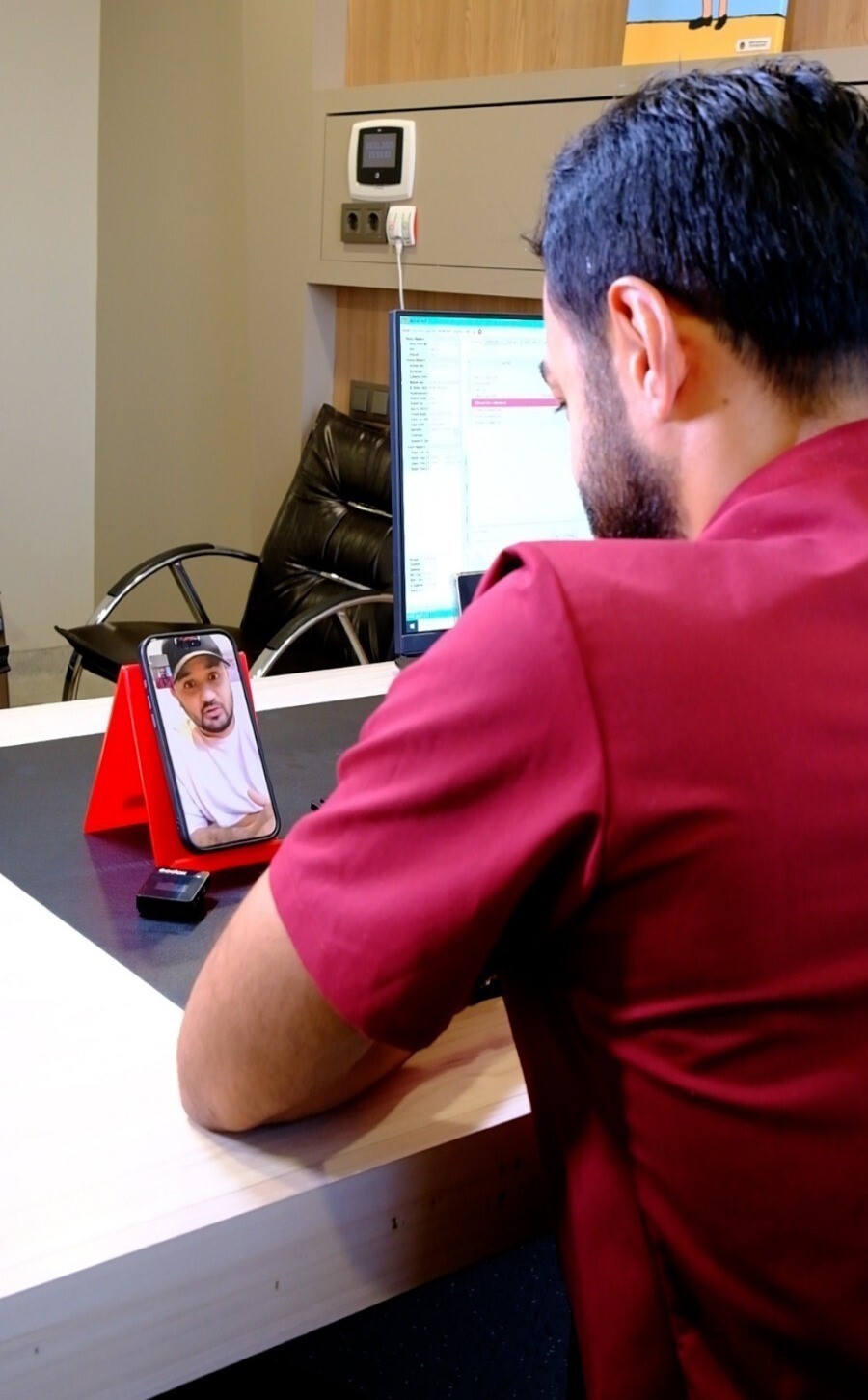 KADIN HASTALIKLARI VE DOĞUM UZMANI OPR. DR. ANAR PANAHLİ, İNGİLTERE’DEN GELEN BİR HASTANIN TIKALI...