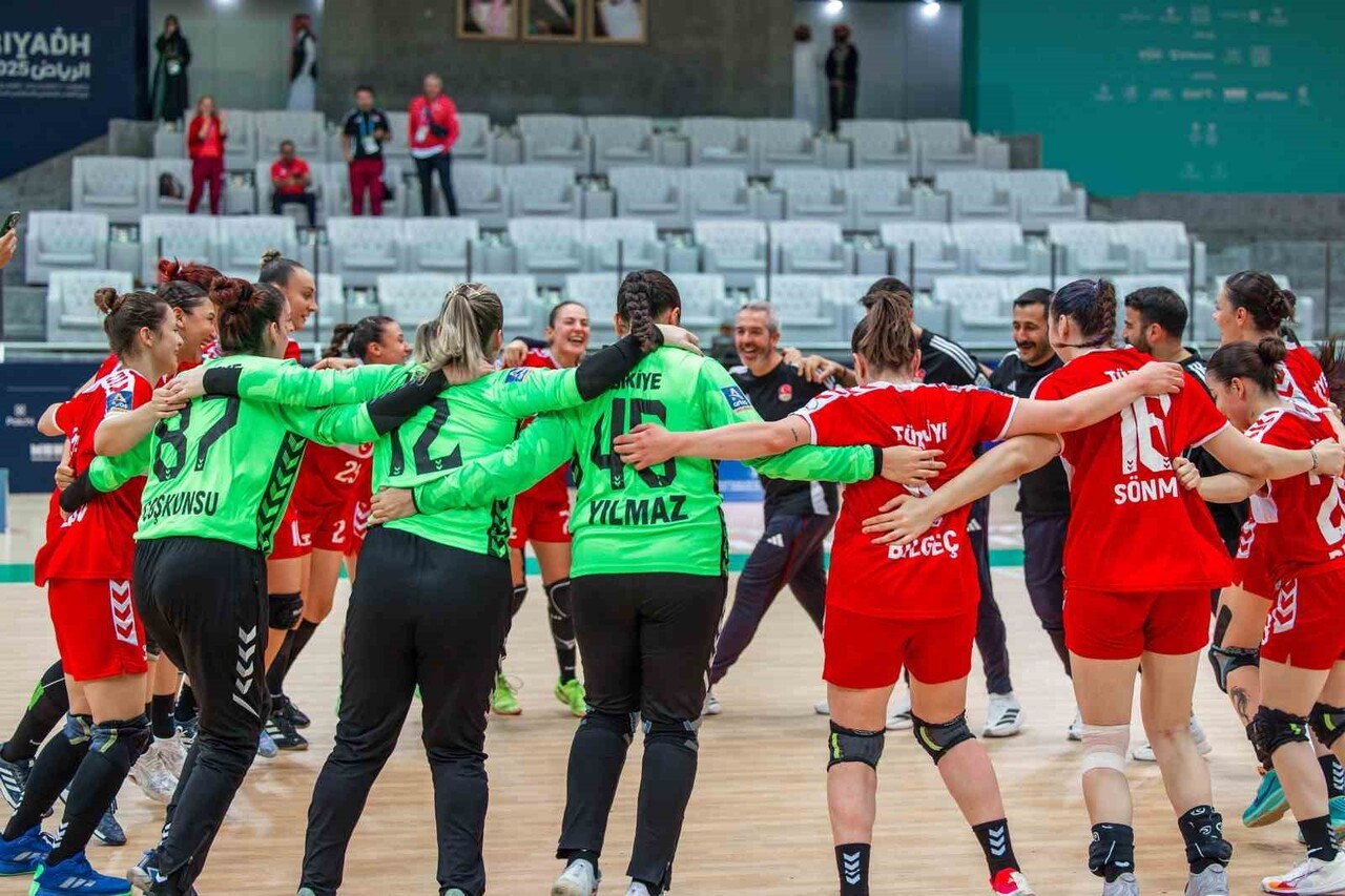 KADIN HENTBOL MİLLİ TAKIMI, RİYAD 2025 İSLAMİ DAYANIŞMA OYUNLARI FİNALİNDE KAZAKİSTAN'I 34-31...