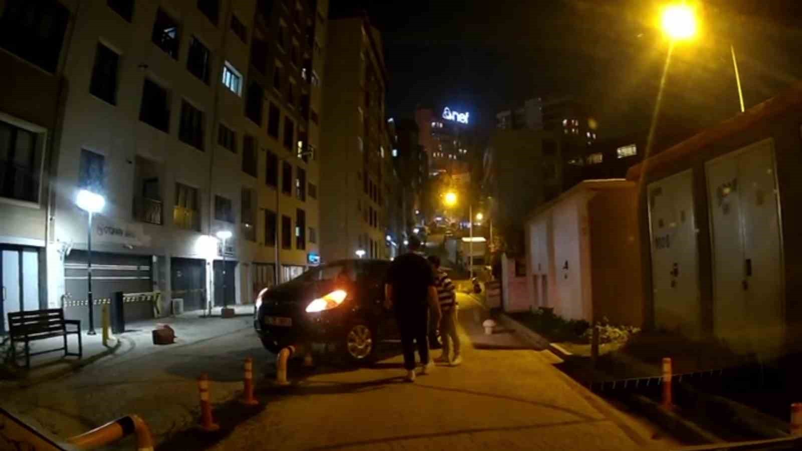 KAĞITHANE'DE TERS YÖNE GİREN SÜRÜCÜ, KARŞI YÖNDEN GELEN ARACA YOL VERMEK İÇİN GERİ MANEVRA...