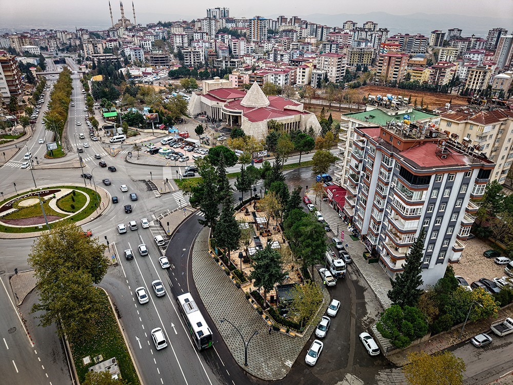 KAHRAMANMARAŞ'IN YENİLENEN PARKLARINDA AÇILARAK HİZMETE SUNULAN KAHVEON2 YEDİDEN YETMİŞE...