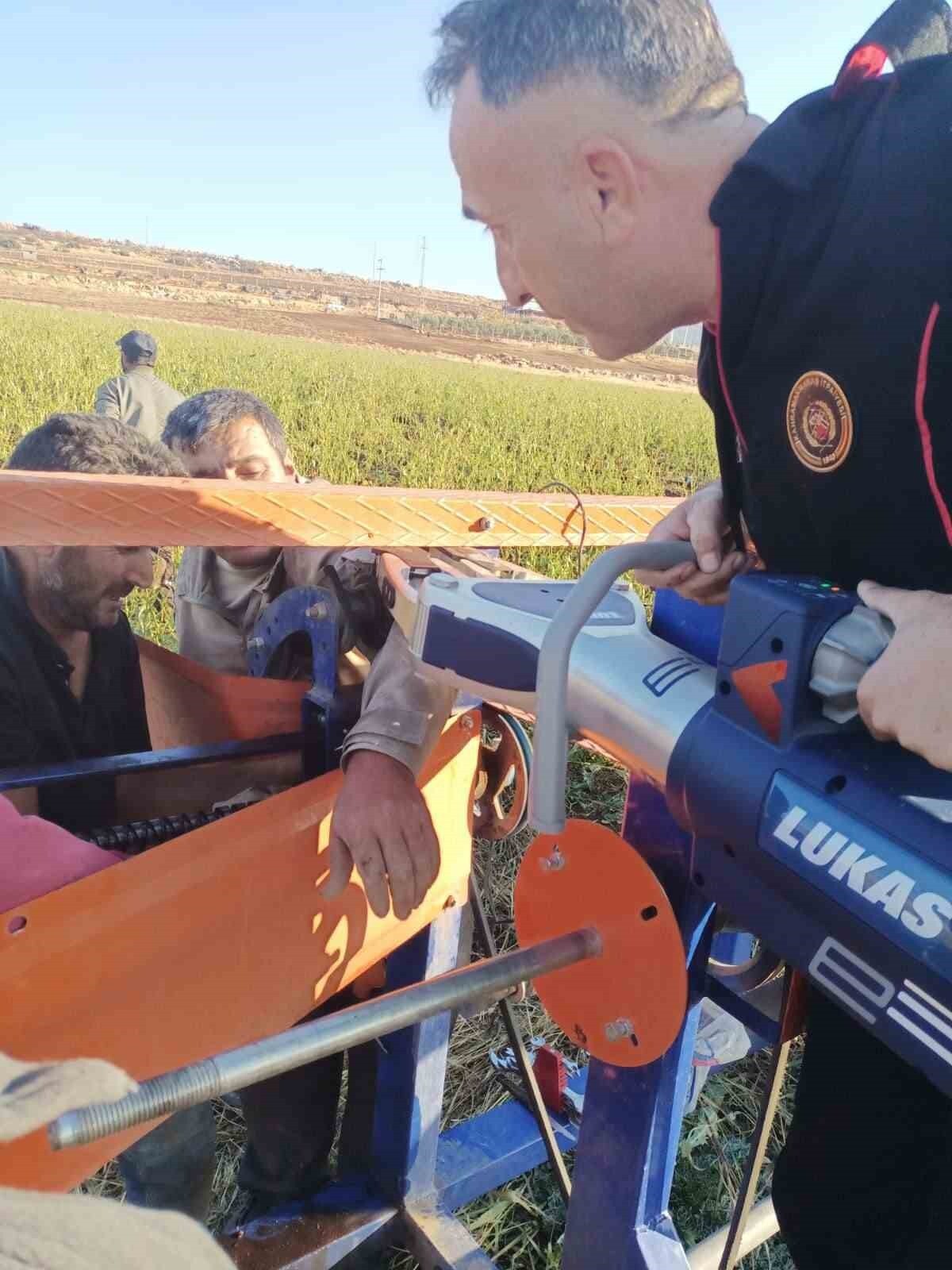 KAHRAMANMARAŞ'TA ARAZİDE ÇALIŞIRKEN KOLU HORTUM SARMA MAKİNASINA SIKIŞAN BİR KİŞİ İTFAİYE...