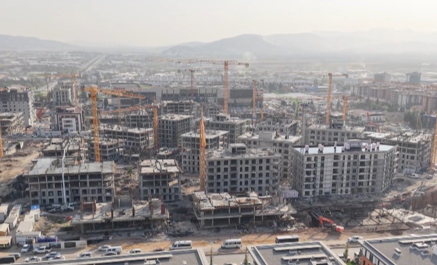 KAHRAMANMARAŞ'TA DEPREMDE AĞIR HASAR ALAN ONİKİŞUBAT STADYUMU'NUN BULUNDUĞU BÖLGEDE, AFET...