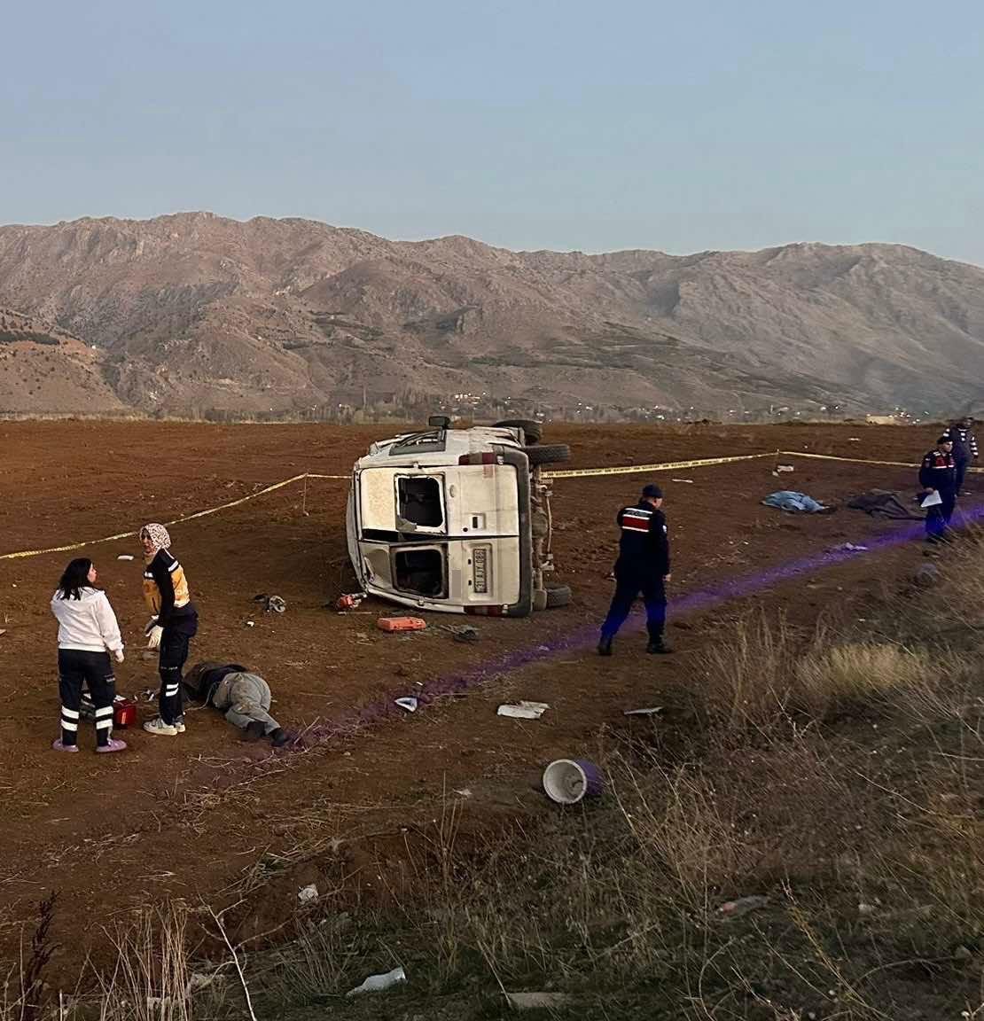 KAHRAMANMARAŞ'TA İŞÇİLERİ TAŞIYAN MİNİBÜSÜN KAZA YAPMASI SONUCU 2 İŞÇİ HAYATINI KAYBETTİ, 7'Sİ DE...