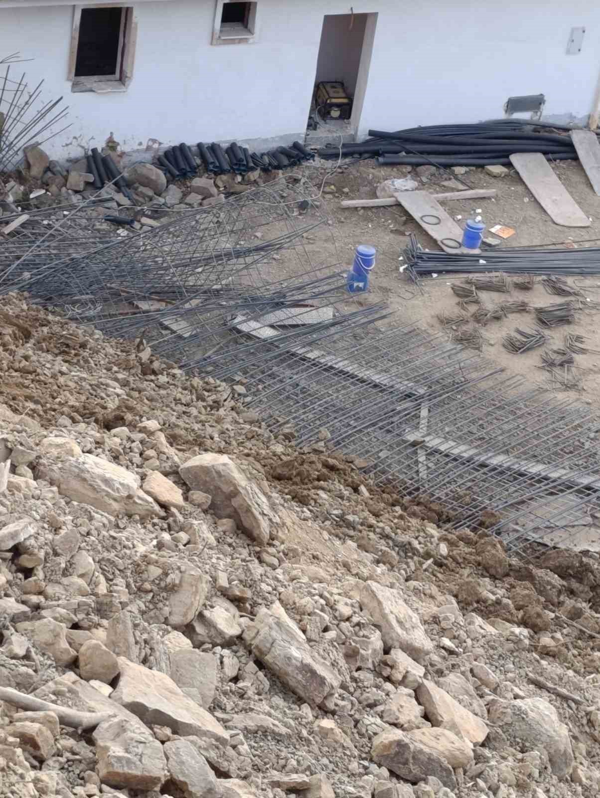 KAHRAMANMARAŞ'TA MEYDANA GELEN TOPRAK KAYMASI SONUCU 6 EV TOPRAK ALTINDA KALDIĞI ÖĞRENİLDİ