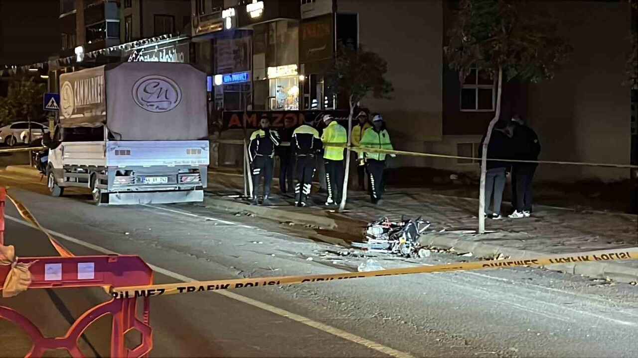 KAHRAMANMARAŞ'TA POLİSTEN KAÇAN MOTOSİKLET, PARK HALİNDEKİ KAMYONETE ÇARPTI, MOTOSİKLETİN...