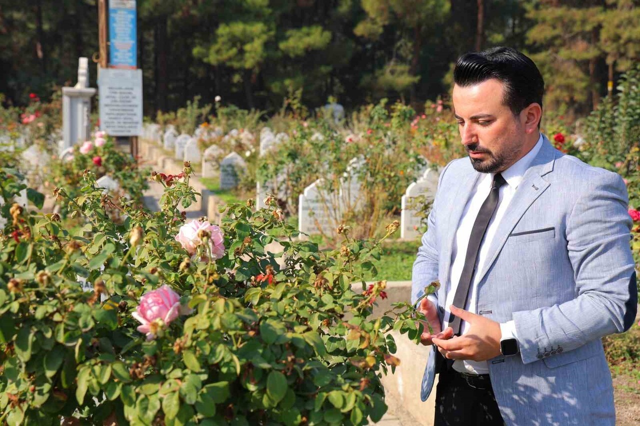 KAHRAMANMARAŞ'TA YAŞAYAN ÖĞRETMEN METİN ACIPAYAM, DEPREMDE HAYATINI KAYBEDEN 97 ÖĞRENCİSİNİN...