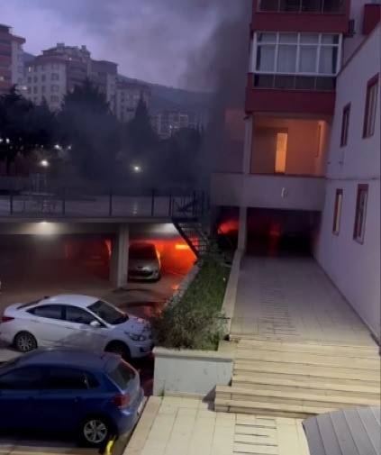 KAHRAMANMARAŞ’IN ONİKİŞUBAT İLÇESİNDE BİR BİNANIN OTOPARKINDA ÇIKAN ELEKTRİKLİ ARAÇ YANGINI...