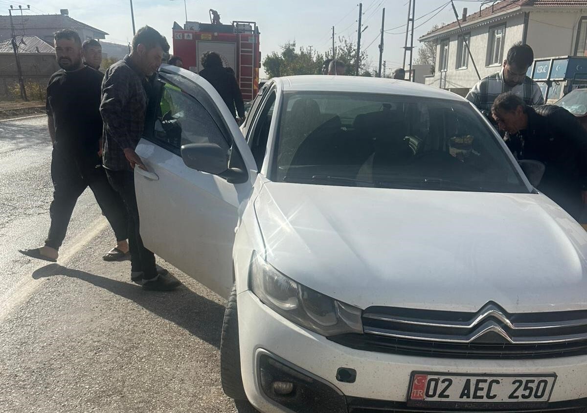 KAHRAMANMARAŞ YOLUNDA OTOMOBİLLER ÇARPIŞTI: 1 YARALI