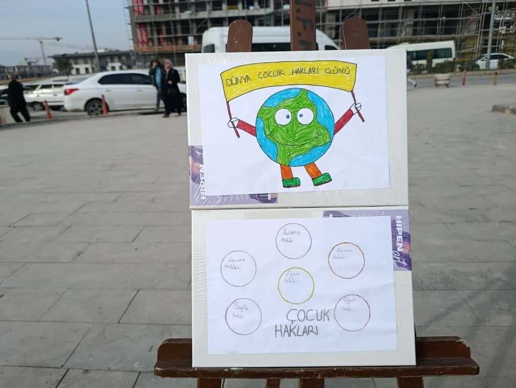 KAHRAMANMARAŞLI MİNİK ÖĞRENCİLER DÜZENLENEN ETKİNLİKLE, 'DÜNYA ÇOCUK HAKLARI GÜNÜ'NÜ...