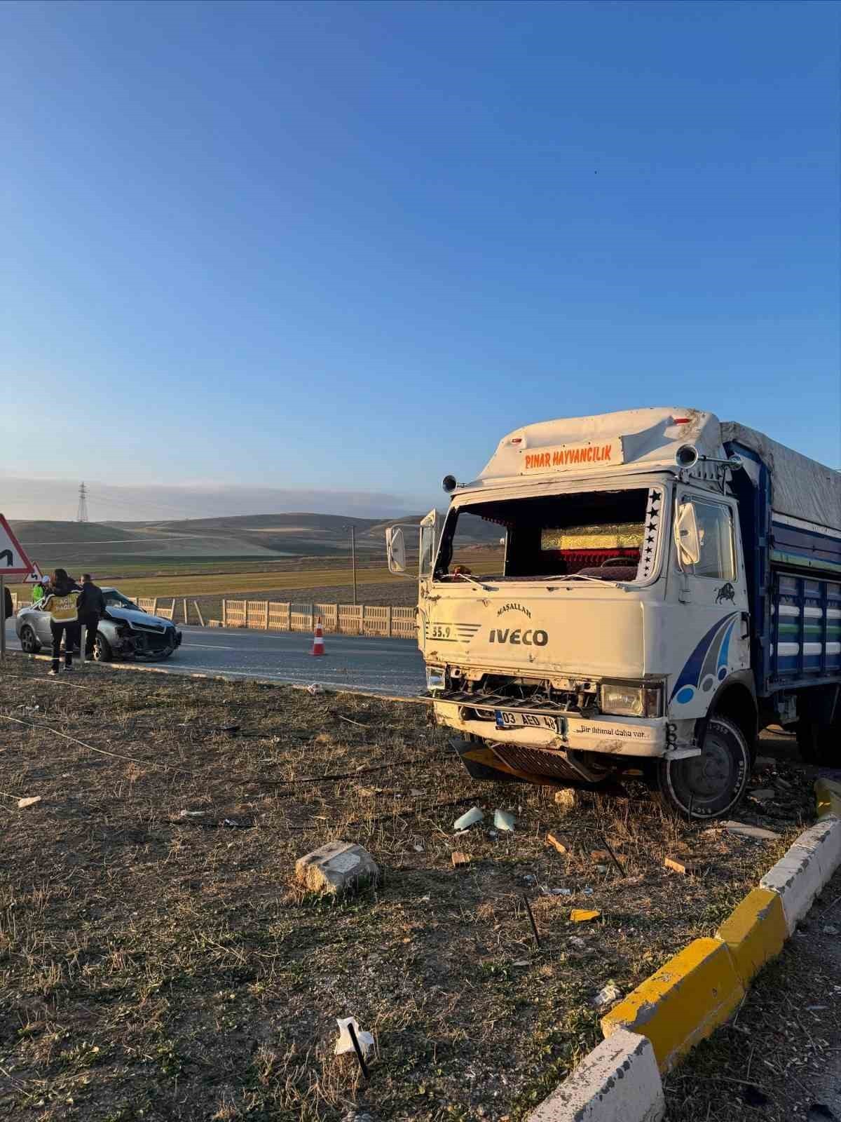 KAMYONET İLE OTOMOBİLİN ÇARPIŞMASI SONUCU MEYDANA GELEN TRAFİK KAZASINDA 6 KİŞİ YARALANDI.