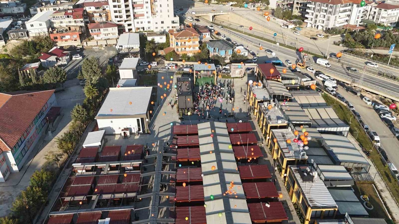 KANSERE KARŞI SAVAŞINI KAZANAN CEYLİN'İN ZAFERİ GÖKYÜZÜNE BIRAKILAN BALONLARLA KUTLANDI