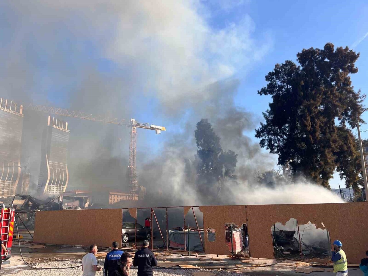 KARA DUMANLARIN YÜKSELDİĞİ YANGININ SÖNDÜRÜLMESİ İÇİN İTFAİYE YOĞUN ÇALIŞMA...