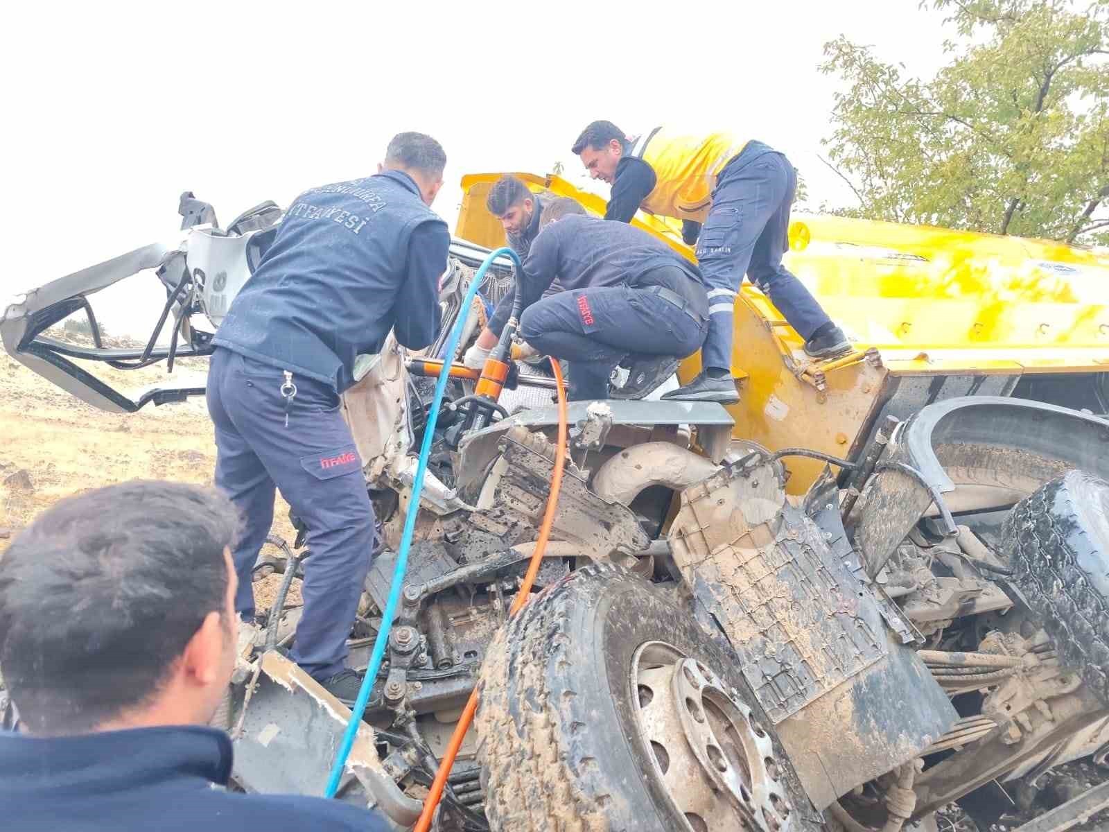 KARA YOLUNDA İKİ KAMYONUN KAFA KAFAYA ÇARPIŞMASI SONUCU 1 KİŞİ HAYATINI KAYBETTİ, 1 KİŞİ AĞIR...