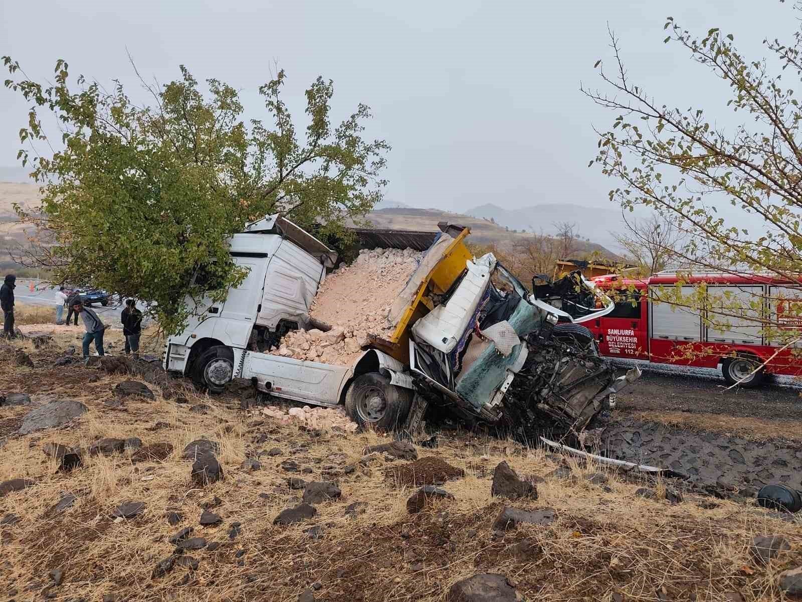 KARA YOLUNDA İKİ KAMYONUN KAFA KAFAYA ÇARPIŞMASI SONUCU 1 KİŞİ HAYATINI KAYBETTİ, 1 KİŞİ AĞIR...