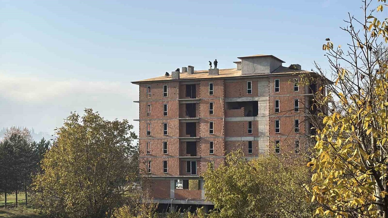 KARABÜK'TE 6 KATLI BİR İNŞAATIN ÇATISINDA İŞÇİLERİN HERHANGİ BİR GÜVENLİK ÖNLEMİ ALMADAN ÇALIŞTIĞI...