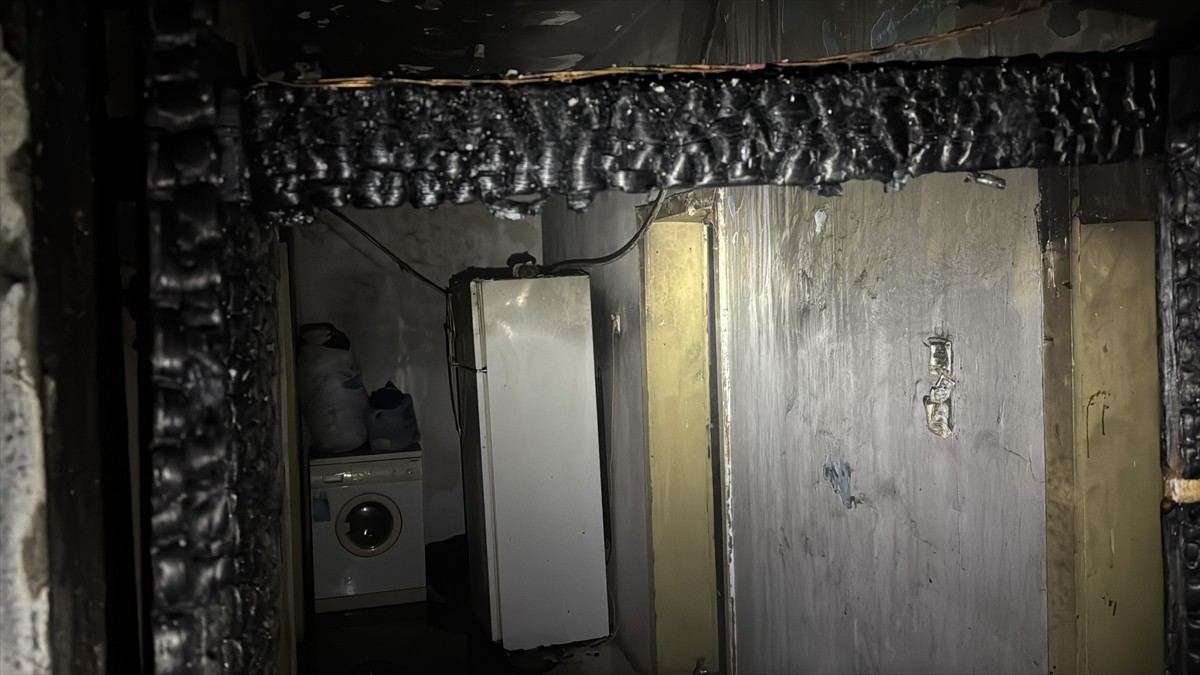 Karabük'te apartmanın giriş katında çıkan yangın söndürüldü