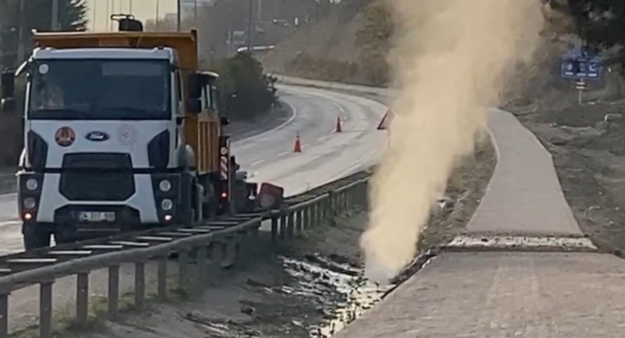 KARABÜK'TE KARAYOLLARI EKİPLERİNİN YÜRÜTTÜĞÜ ÇALIŞMA SIRASINDA PATLAYAN DOĞAL GAZ BORUSU TEDİRGİN...