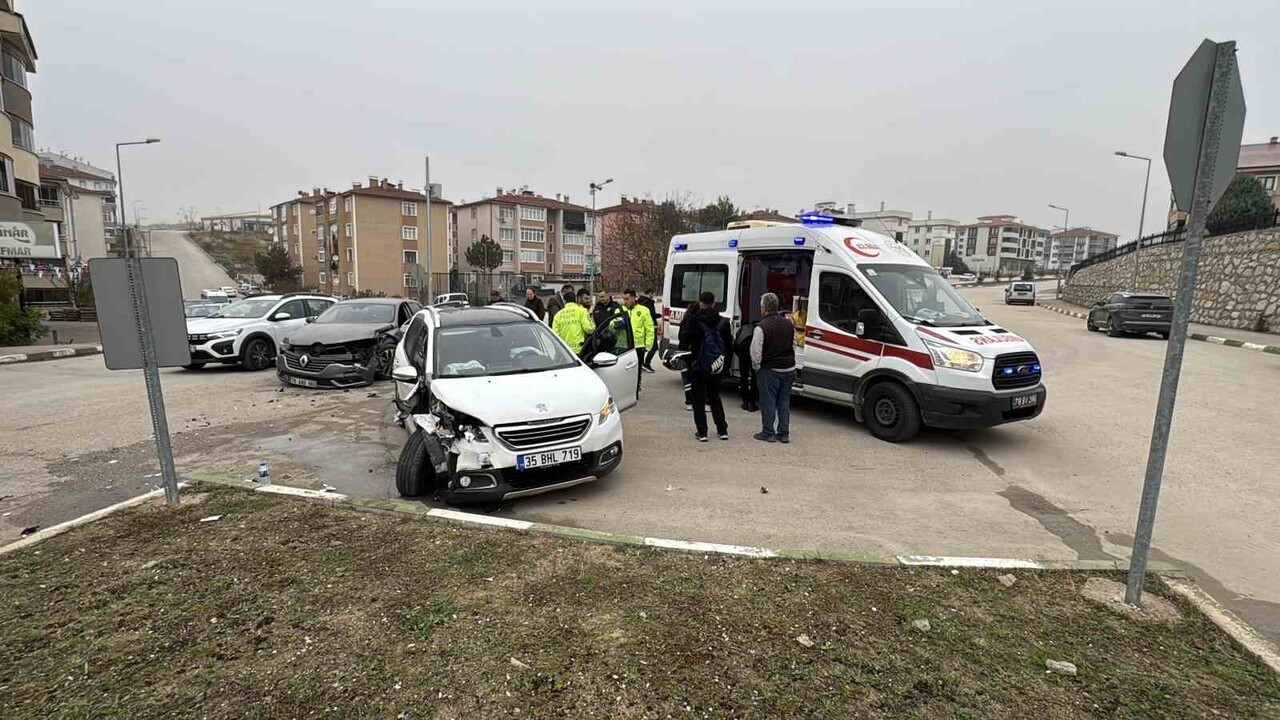 KARABÜK'TE MEYDANA GELEN İKİ FARKLI TRAFİK KAZASINDA 1 KİŞİ YARALANDI.
