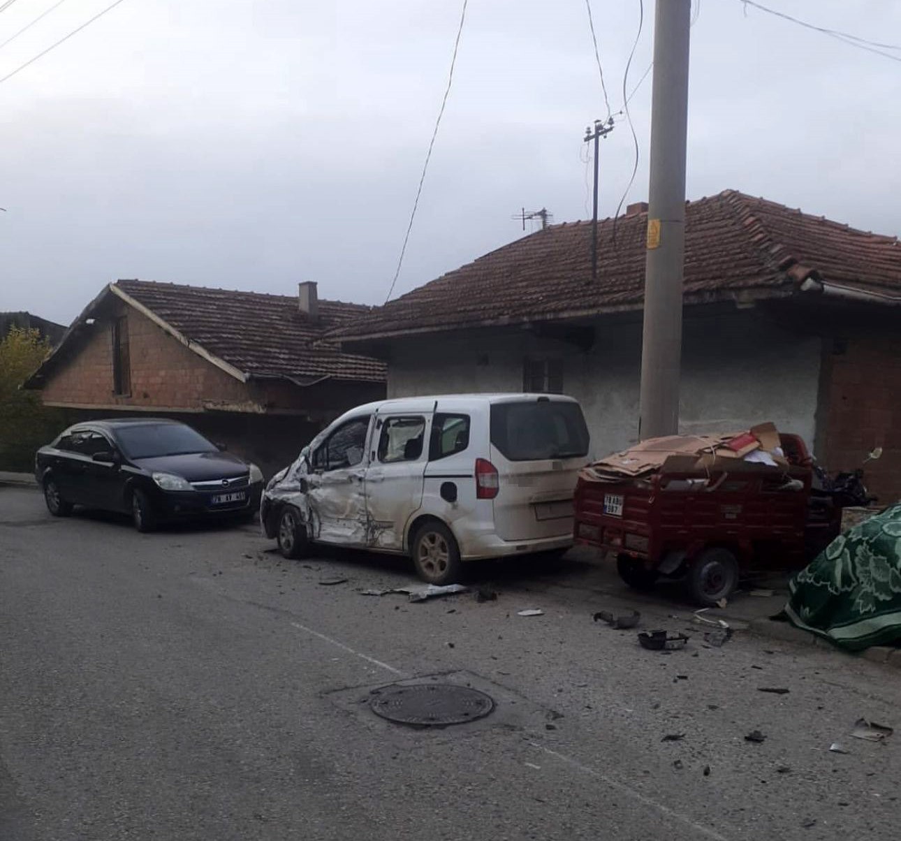 KARABÜK'TE MİNİBÜSLE HAFİF TİCARİ ARACIN ÇARPIŞTIĞI KAZADA 2 KİŞİ YARALANDI.