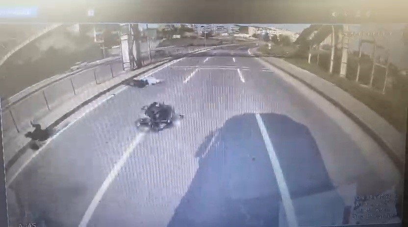 KARABÜK’TE AKARYAKIT TANKERİ, ÖNDE ANİDEN DURAN OTOMOBİLDEN KAÇMAK İSTERKEN İKİ MOTOSİKLETLİYE...