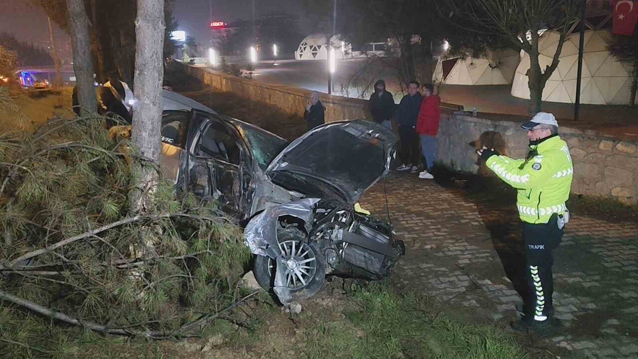 KARABÜK’TE SÜRÜCÜSÜNÜN KONTROLÜNÜ KAYBETTİĞİ OTOMOBİL KALDIRIMA ÇIKIP  ÖNCE DUVARA ARDINDAN...