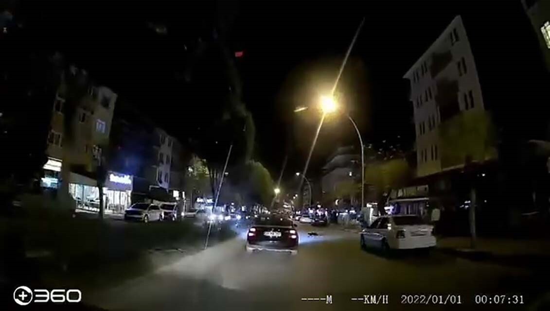 KARABÜK’ÜN SAFRANBOLU İLÇESİNDE BİR KEDİNİN OTOMOBİLİN ALTINDA KALARAK TELEF OLDUĞU ANLAR ARAÇ...