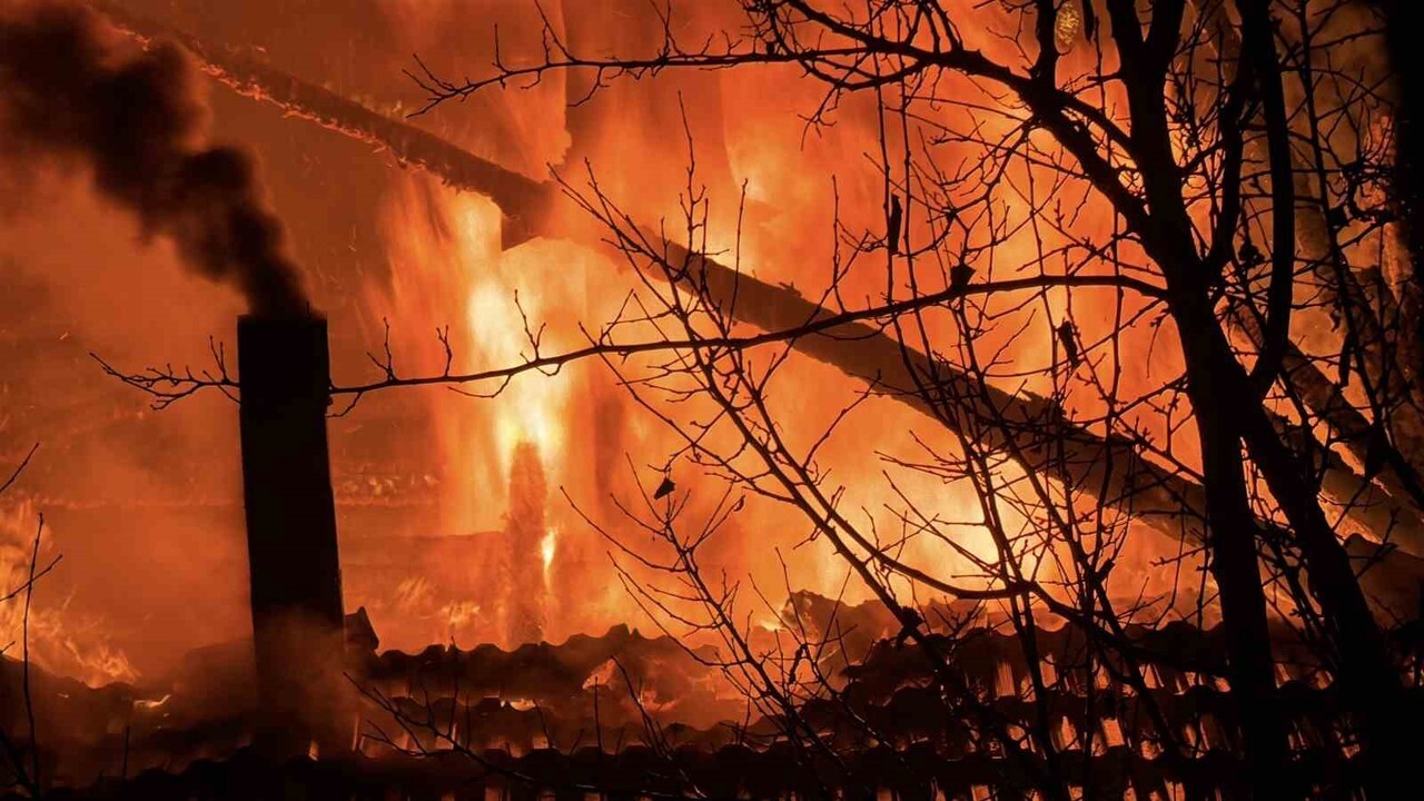 KARABÜK’ÜN SAFRANBOLU İLÇESİNDE İKİ KATLI AHŞAP EVDE ÇIKAN YANGINI SÖNDÜRME ÇALIŞMALARI...