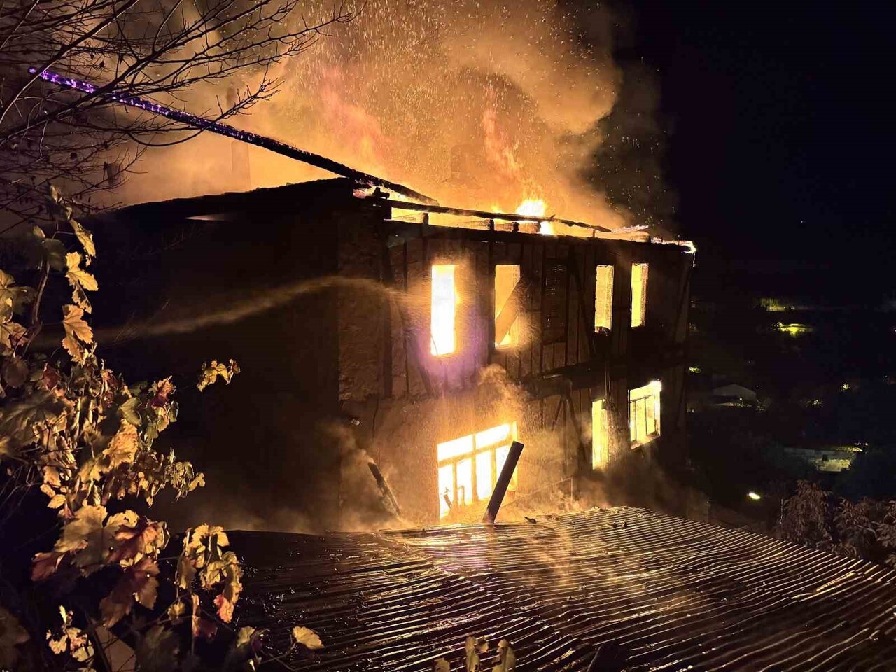 KARABÜK’ÜN SAFRANBOLU İLÇESİNDE İKİ KATLI AHŞAP EVDE ÇIKAN YANGINI SÖNDÜRME ÇALIŞMALARI...