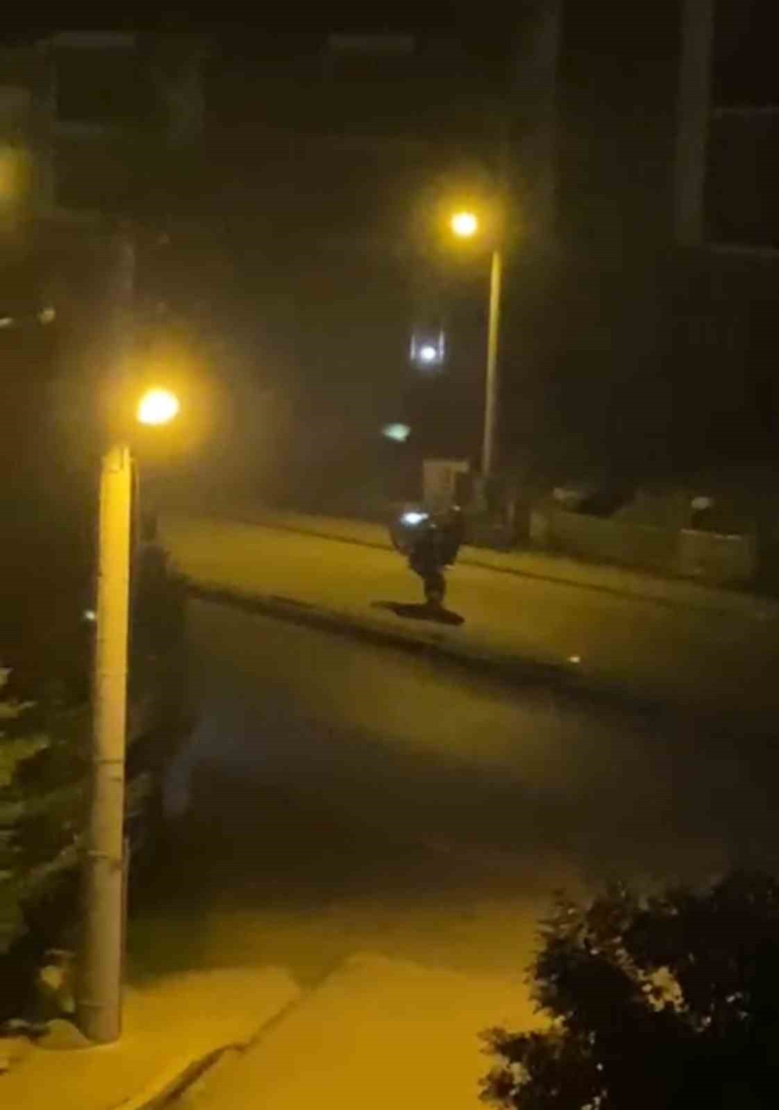 KARABÜK’ÜN SAFRANBOLU İLÇESİNDE MOTOSİKLET SÜRÜCÜLERİNİN TEK TEKER ÜZERİNDE YAPTIKLARI TEHLİKELİ...