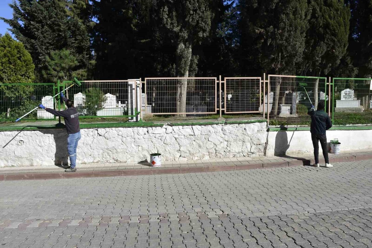 KARACABEY BELEDİYESİ, İLÇE GENELİNDEKİ MEZARLIKLARDA BAKIM VE TEMİZLİK ÇALIŞMALARINI KESİNTİSİZ...