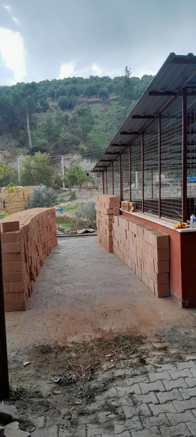 KARACASU BELEDİYESİ, BAHÇEKÖY MAHALLESİ’NDE DERNEK ALANINDA YENİLEME ÇALIŞMALARINA BAŞLARKEN...