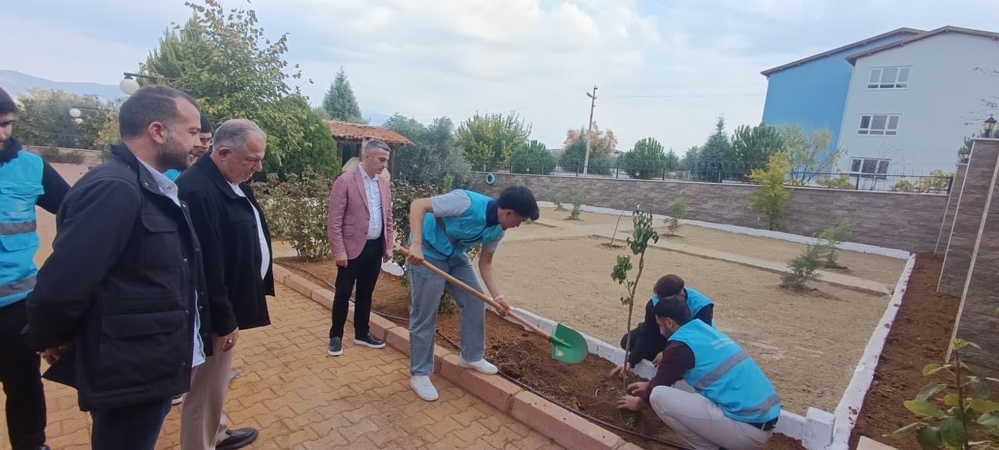 KARACASU BELEDİYESİ, KYK YURDU BAHÇESİNDE GERÇEKLEŞTİRDİĞİ ÇEVRE DÜZENLEME VE FİDAN DİKİM...