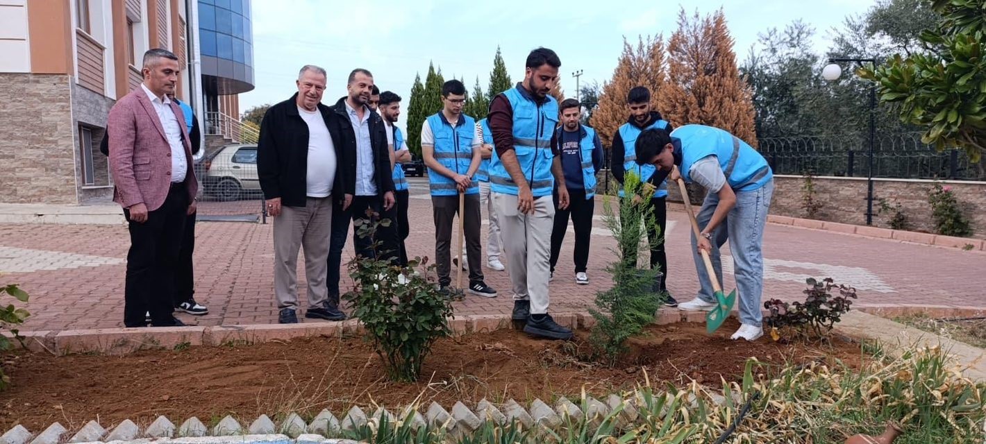 KARACASU BELEDİYESİ, KYK YURDU BAHÇESİNDE GERÇEKLEŞTİRDİĞİ ÇEVRE DÜZENLEME VE FİDAN DİKİM...