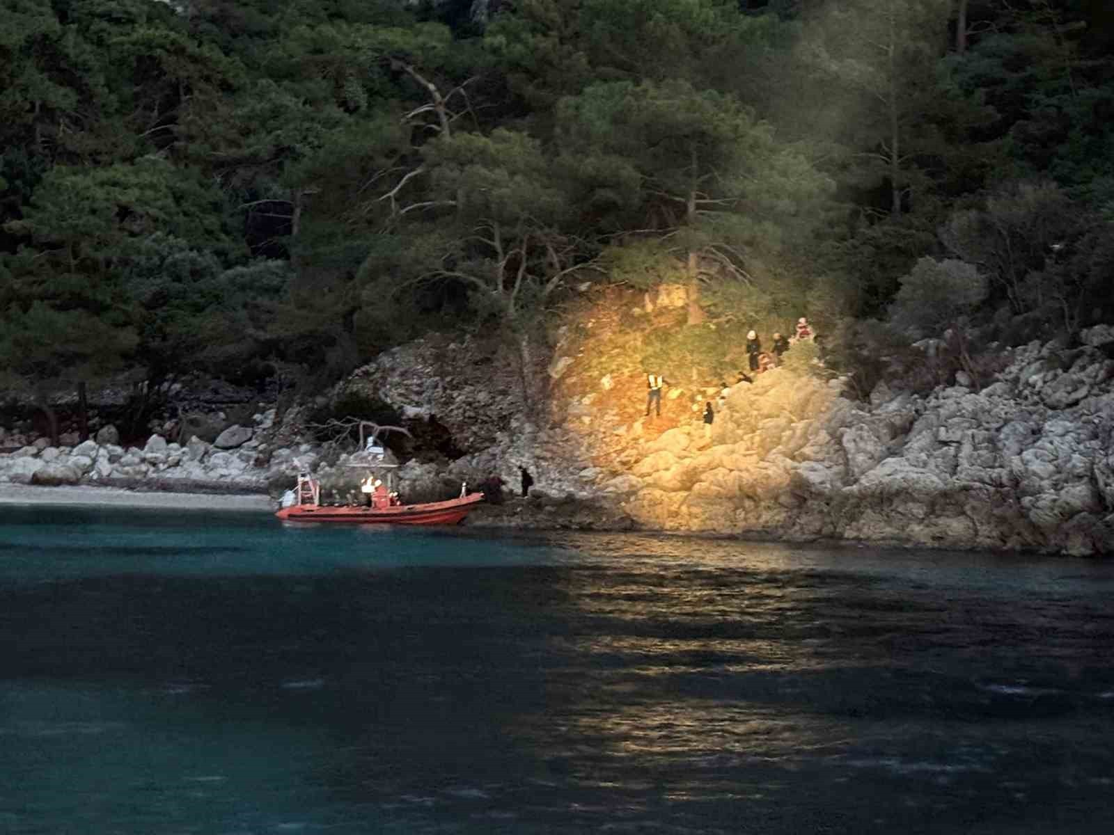 KARADAN ULAŞIM OLMAYAN KOYDA MAHSUR KALAN DÜZENSİZ GÖÇMENLER KURTARILDI