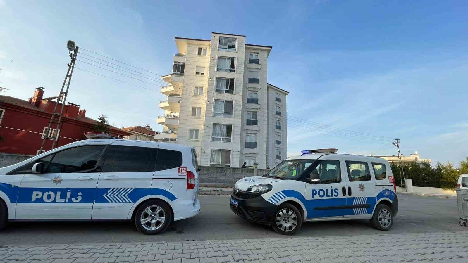 KARAMAN’DA 5'NCİ KATIN BALKON PENCERESİNDEN DÜŞEREK AĞIR YARALANAN GENÇ ÖĞRETMEN KALDIRILDIĞI...