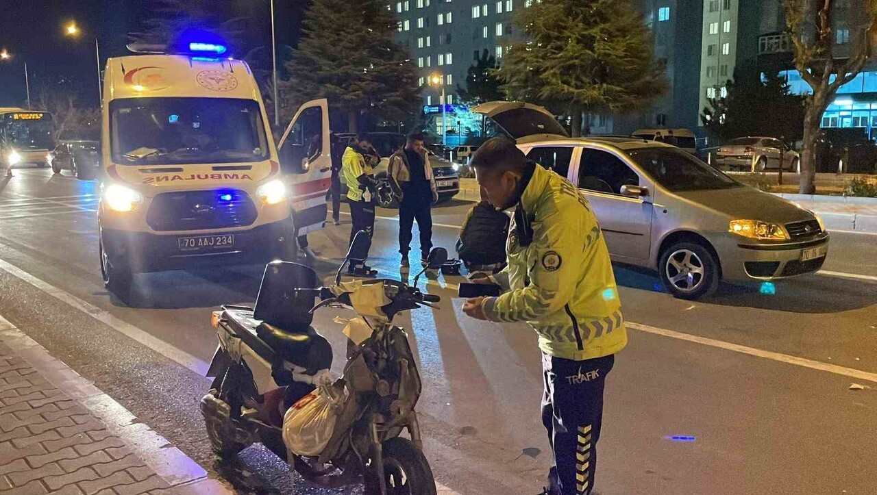 KARAMAN’DA ELEKTRİKLİ BİSİKLET SÜRÜCÜSÜ YAYALARA YOL VERMEK İÇİN DURAN OTOMOBİLE ARKADAN ÇARPTI....