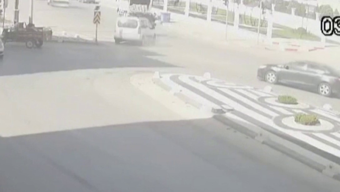 KARAMAN’DA OTOMOBİL İLE HAFİF TİCARİ ARACIN KARIŞTIĞI KAZADA MOTOSİKLET SÜRÜCÜSÜNÜN SANİYELERLE...