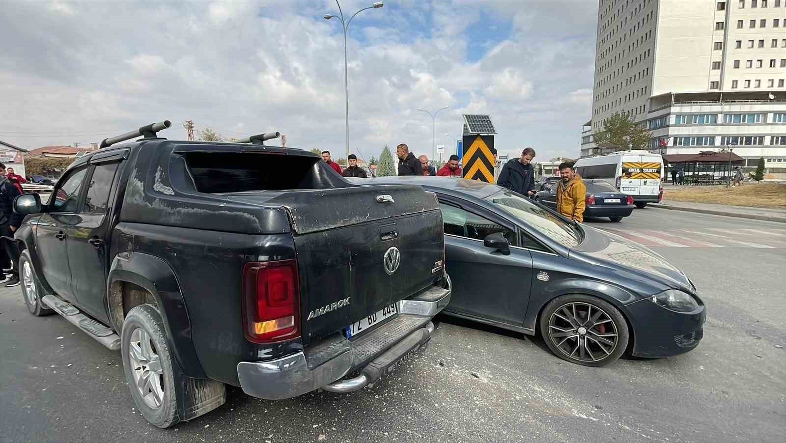 KARAMAN’DA PİKAP KAMYONETLE ÇARPIŞAN OTOMOBİLİN SÜRÜCÜSÜ YARALANDI.
