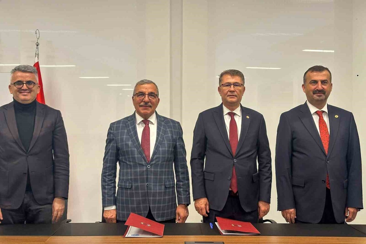 KARAMANOĞLU MEHMETBEY ÜNİVERSİTESİ (KMÜ) İLE TÜRK DİL KURUMU (TDK) ARASINDA TÜRK DÜNYASININ DİL...