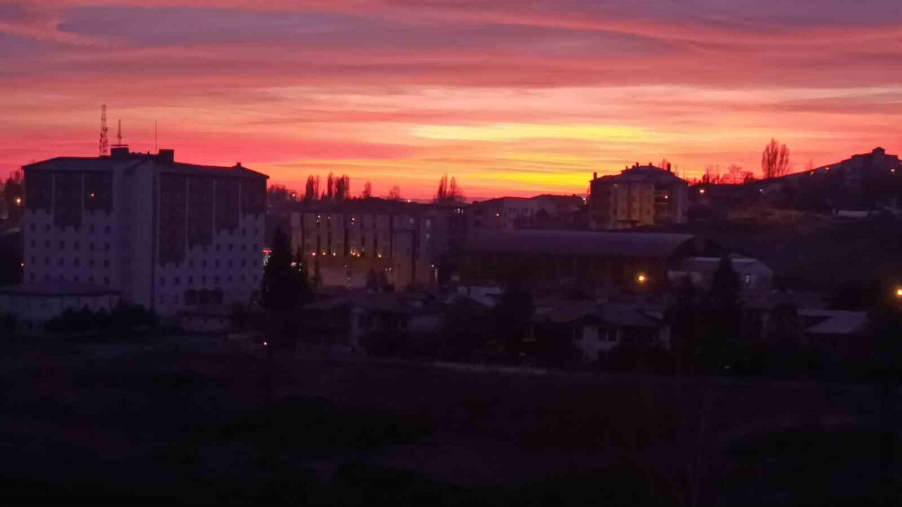 KARS'TA GÖKYÜZÜ KIZILA BÜRÜNDÜ(KARS-İHA)