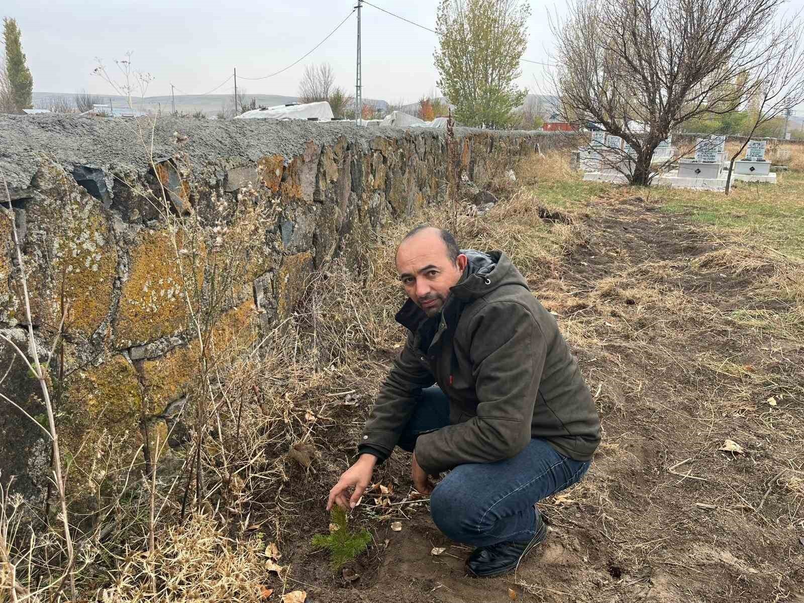 KARS'TA MUHTARDAN ÖRNEK DAVRANIŞ: KAYAKÖPRÜ KÖYÜNDE FİDANLAR TOPRAKLA BULUŞTU(KARS-İHA)