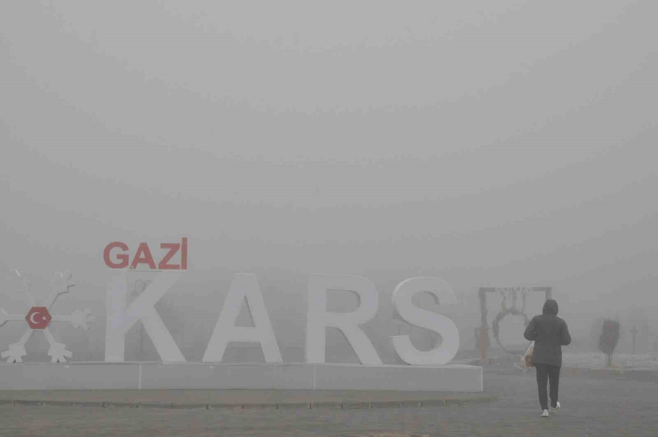 KARS'TA SABAH SAATLERİNDEN İTİBAREN ETKİLİ OLAN YOĞUN SİS GÜNLÜK HAYATI VE ULAŞIMI OLUMSUZ...