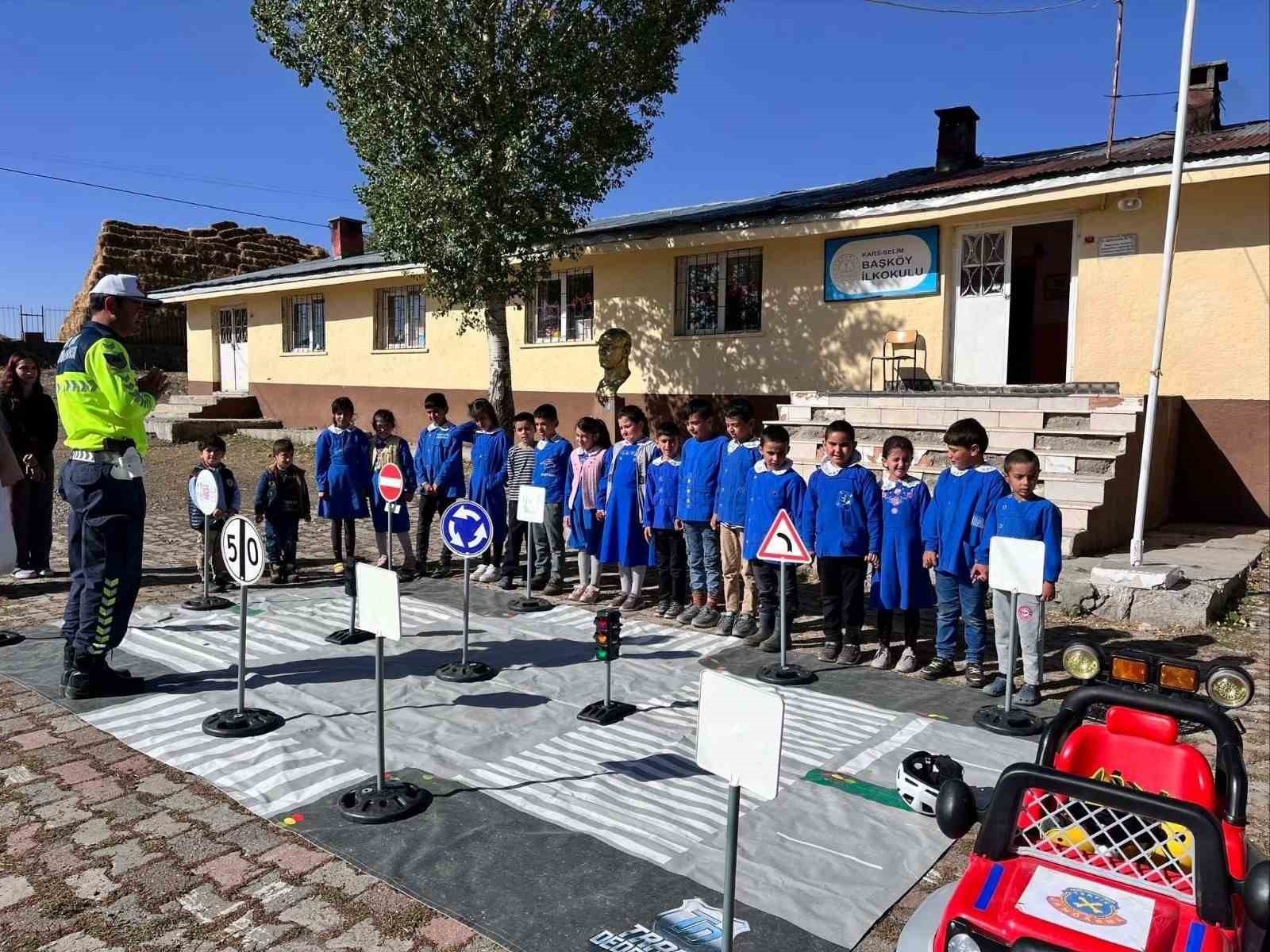 KARS’A JANDARMADAN ÖĞRENCİLERE YÖNELİK TRAFİK EĞİTİMİ(KARS-İHA)