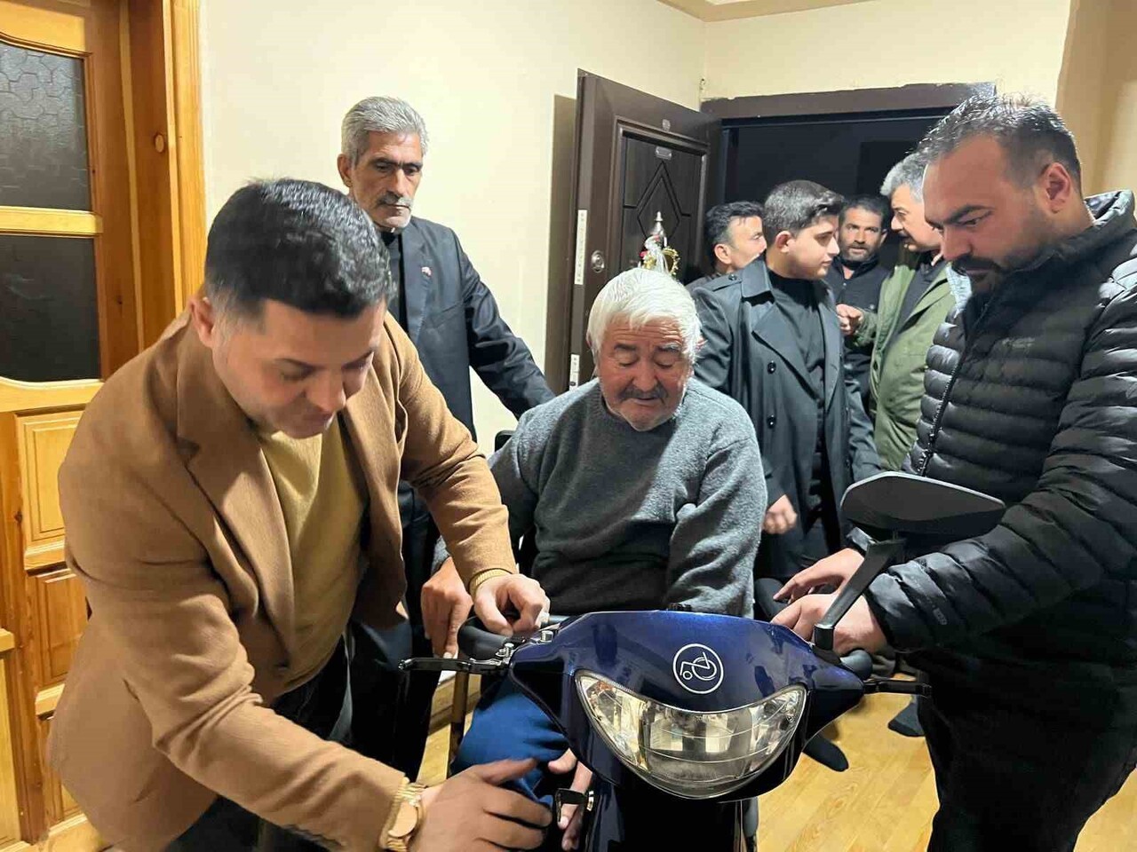 KARS MHP’DEN ENGELLİ VATANDAŞA AKÜLÜ ARAÇ DESTEĞİ(KARS-İHA)