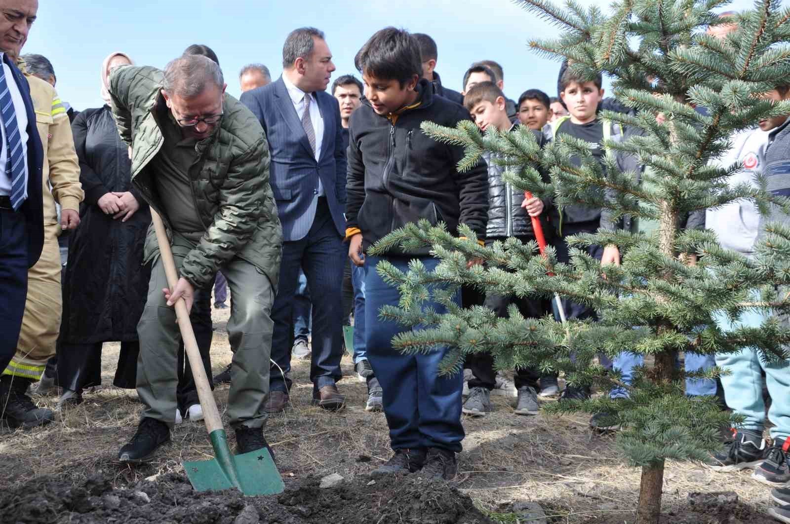 KARS’TA 5 BİN 500 FİDAN TOPRAKLA BULUŞTU(IŞIK ÇAPANOĞLU/KARS-İHA)