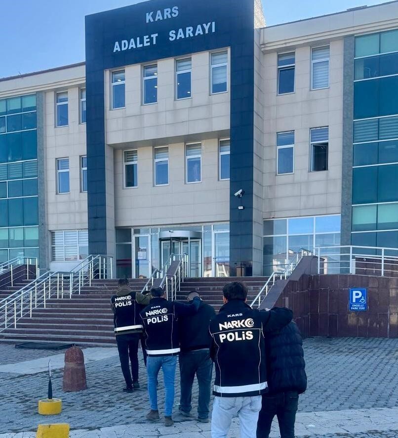 KARS’TA BİR APARTA UYUŞTURUCU OPERASYONU(KARS-İHA)