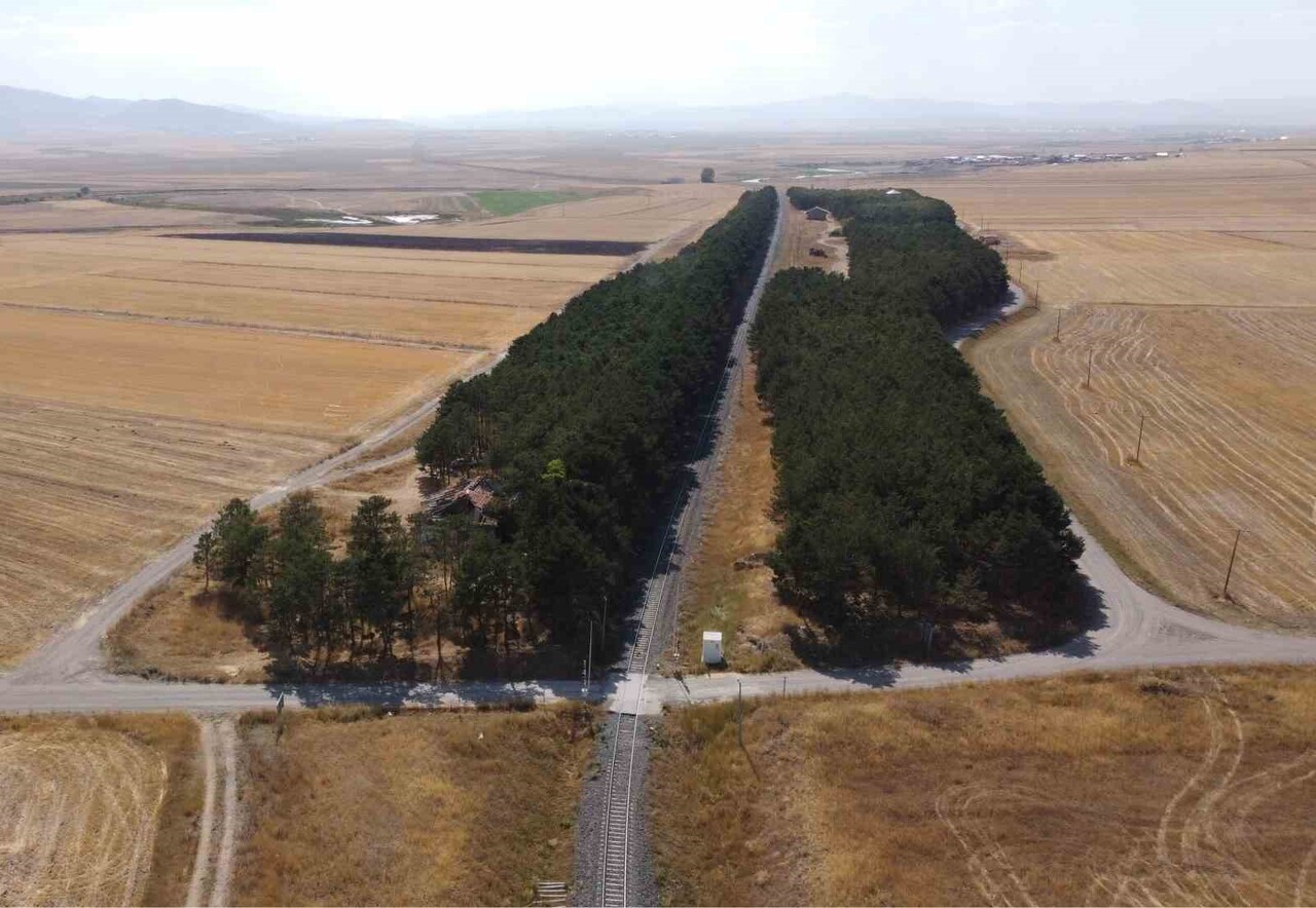 KARS’TA BOZKIRIN ORTASINDAKİ VAHA HAVADAN GÖRÜNTÜLENDİ(KARS-İHA)