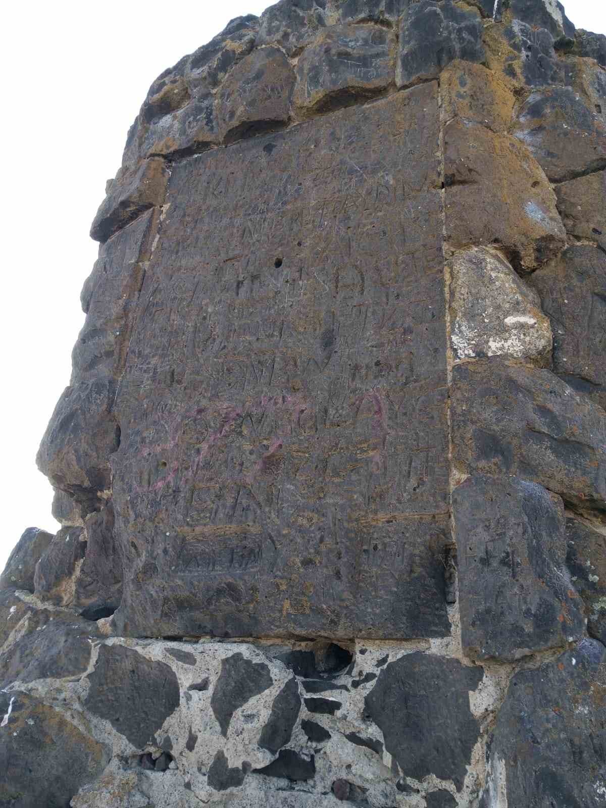 KARS’TA GİZEMLİ TEPE: SIRLARLA DOLU YAPI MERAK UYANDIRIYOR(KARS-İHA)