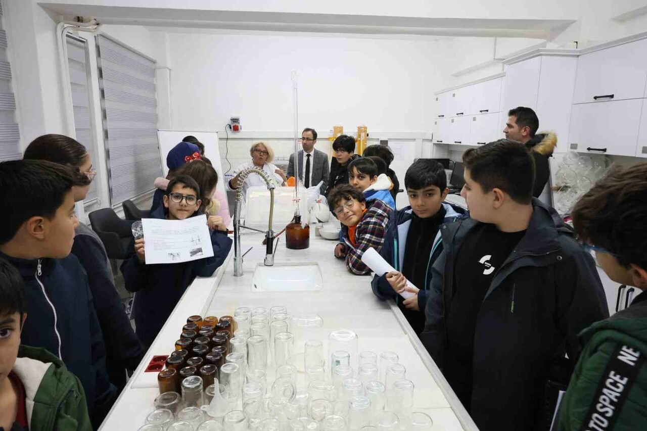 KARS’TA ÖĞRENCİLER LABORATUVARDA ANALİZ SÜREÇLERİNİ YERİNDE GÖZLEMLEDİ(KARS-İHA)
