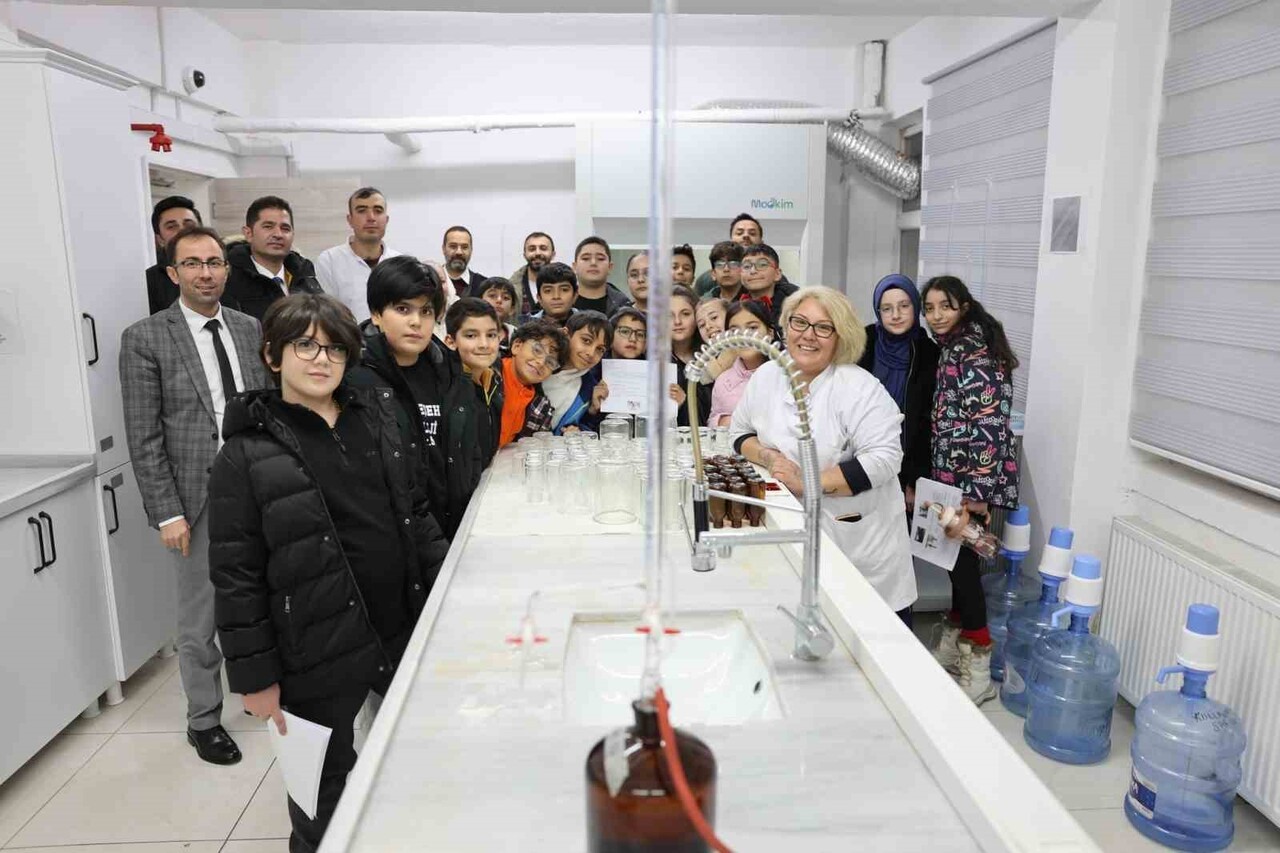 KARS’TA ÖĞRENCİLER LABORATUVARDA ANALİZ SÜREÇLERİNİ YERİNDE GÖZLEMLEDİ(KARS-İHA)